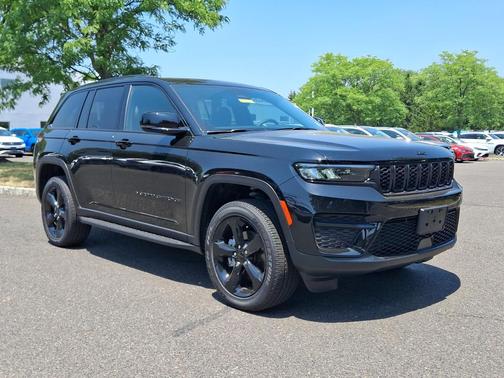 Diamond Black Crystal Pearlcoat 2025 Jeep Grand Cherokee Altitude