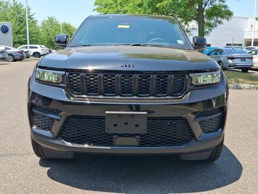 Diamond Black Crystal Pearlcoat 2025 Jeep Grand Cherokee Altitude