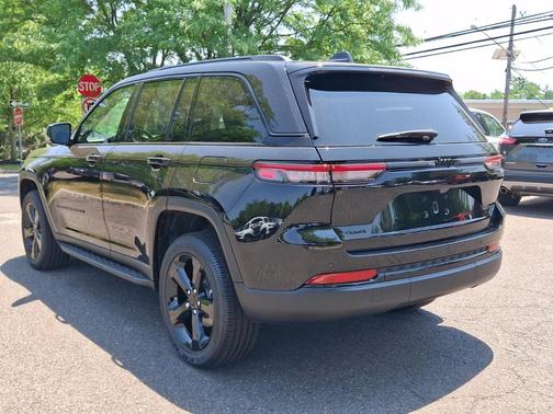 Diamond Black Crystal Pearlcoat 2025 Jeep Grand Cherokee Altitude