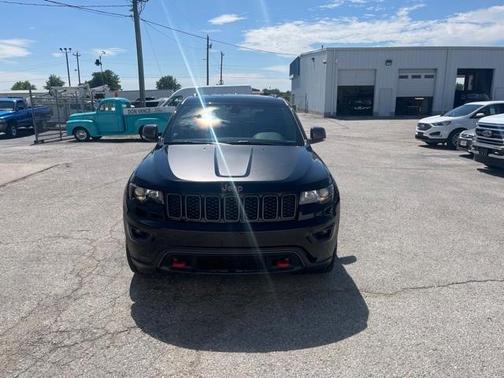 Photo 3 of 32 of 2021 Jeep Grand Cherokee Trailhawk