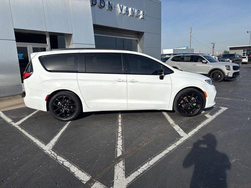 Bright White Clearcoat 2025 Chrysler Pacifica Limited