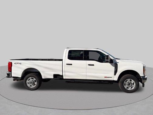 Oxford White 2027 Ford F-350 XLT