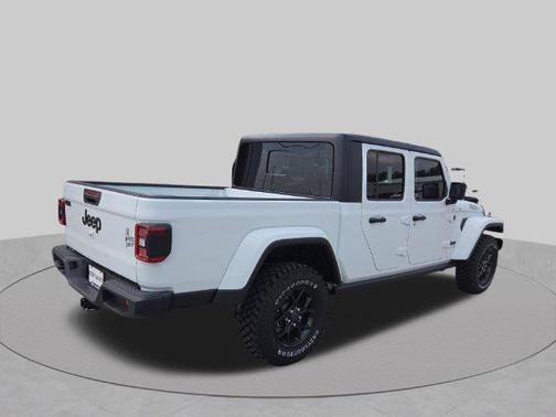 Bright White Clearcoat 2024 Jeep Gladiator Willys