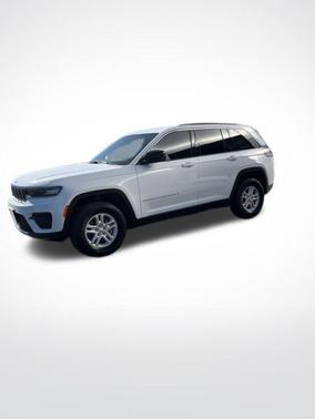 Bright White Clearcoat 2025 Jeep Grand Cherokee Laredo