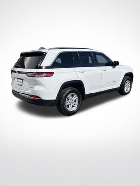 Bright White Clearcoat 2025 Jeep Grand Cherokee Laredo