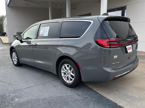 2023 Chrysler Pacifica Touring-L