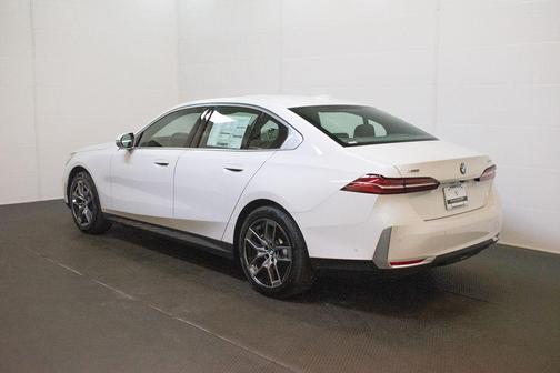 Alpine White 2027 BMW 530 i xDrive