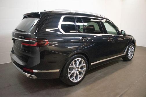 Black Sapphire Metallic 2026 BMW X7 xDrive40i