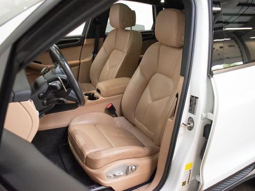 White 2023 Porsche Macan Macan