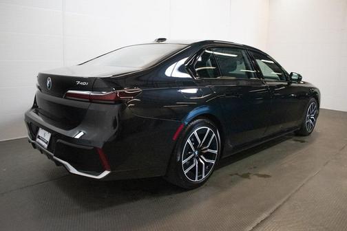 2025 BMW 740 i xDrive