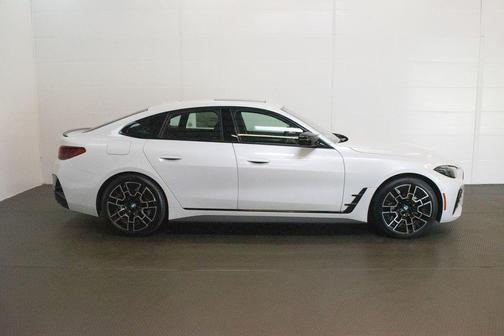 Mineral White Metallic 2026 BMW M440 i xDrive