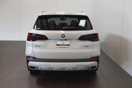 Mineral White Metallic 2026 BMW X5 xDrive40i