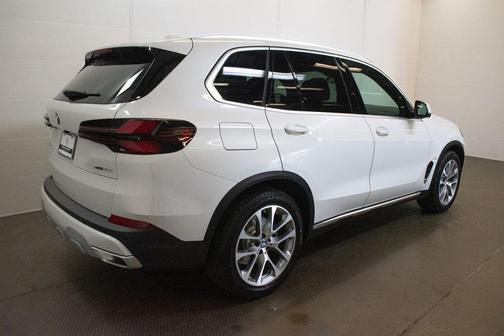 Mineral White Metallic 2026 BMW X5 xDrive40i