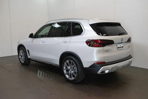 Mineral White Metallic 2026 BMW X5 xDrive40i