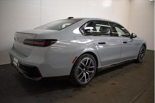 2025 BMW 740 i xDrive