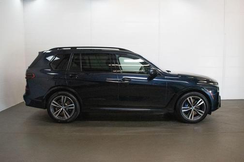 Carbon Black Metallic 2024 BMW X7 xDrive40i