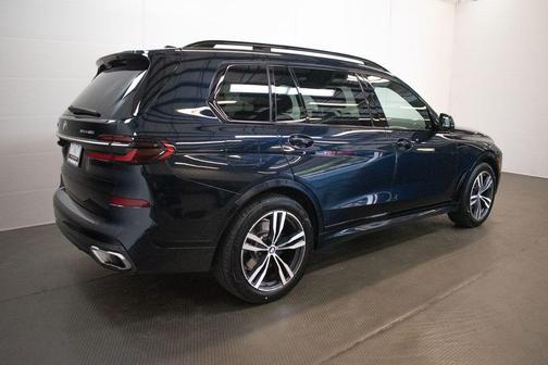 Carbon Black Metallic 2024 BMW X7 xDrive40i