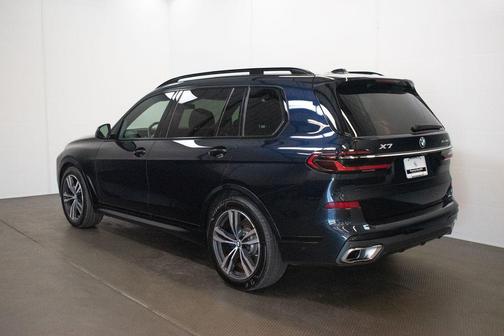 Carbon Black Metallic 2024 BMW X7 xDrive40i