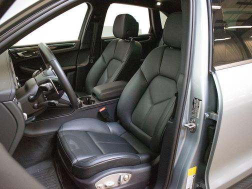 Dolomite Silver Metallic 2026 Porsche Macan Macan