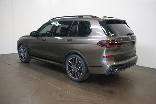 Manhattan Green Metallic 2026 BMW X7 M60i