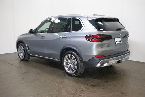Skyscraper Grey Metallic 2026 BMW X5 xDrive40i