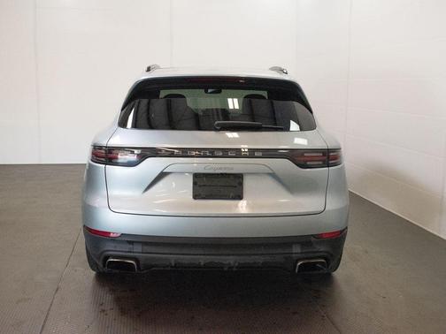 Dolomite Silver Metallic 2023 Porsche Cayenne Cayenne