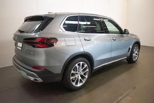 Skyscraper Grey Metallic 2026 BMW X5 xDrive40i