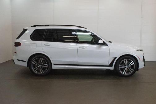 Alpine White 2027 BMW X7 xDrive40i