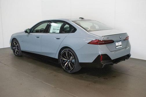 Brooklyn Grey Metallic 2027 BMW 550e 550e xDrive