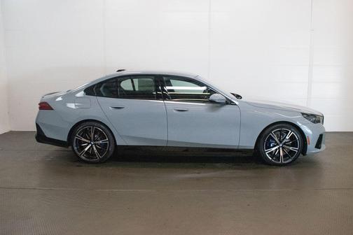 Brooklyn Grey Metallic 2027 BMW 550e 550e xDrive