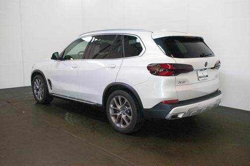 Mineral White Metallic 2024 BMW X5 xDrive40i