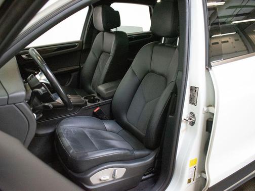 White 2018 Porsche Macan Macan
