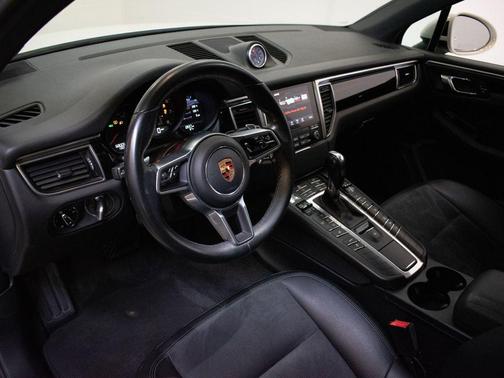 White 2018 Porsche Macan Macan