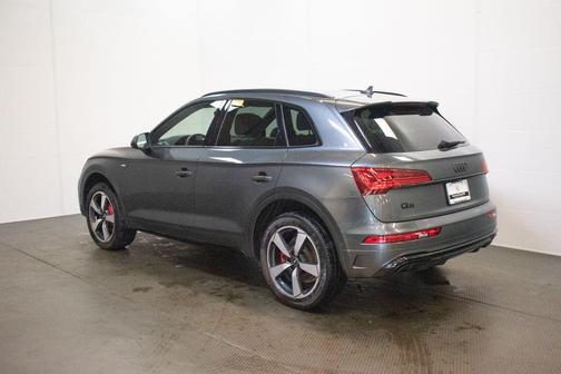 Daytona Gray Pearl Effect 2024 Audi Q5 45 S line Prestige