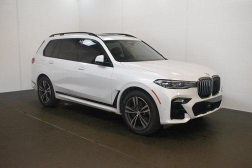Mineral White Metallic 2022 BMW X7 M50i