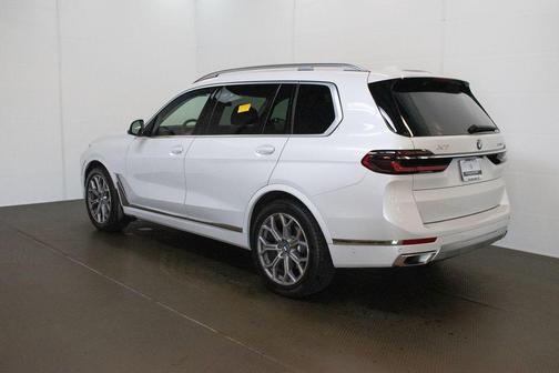 Mineral White Metallic 2024 BMW X7 xDrive40i