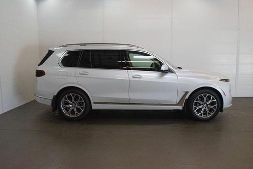 Mineral White Metallic 2024 BMW X7 xDrive40i