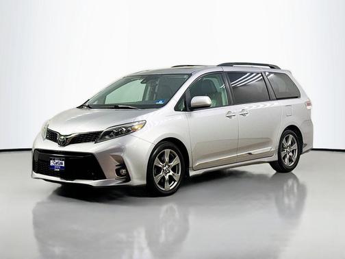 Silver Sky Metallic 2018 Toyota Sienna SE