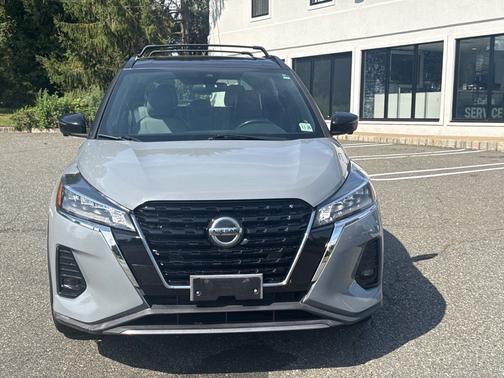 Boulder Gray Pearl/Super Black 2021 Nissan Kicks SR