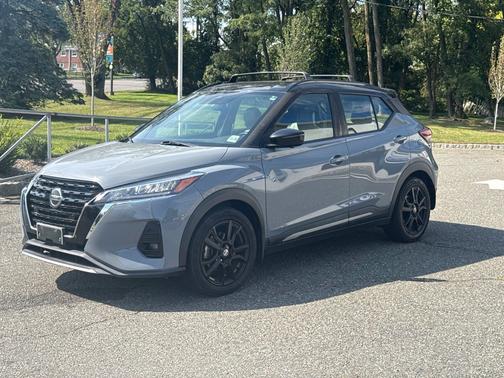 Boulder Gray Pearl/Super Black 2021 Nissan Kicks SR
