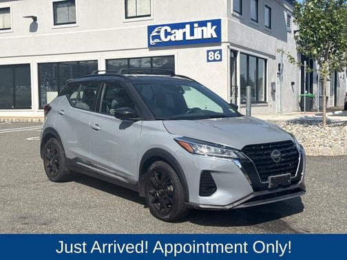 Boulder Gray Pearl/Super Black 2021 Nissan Kicks SR