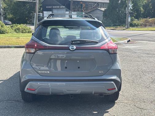 Boulder Gray Pearl/Super Black 2021 Nissan Kicks SR
