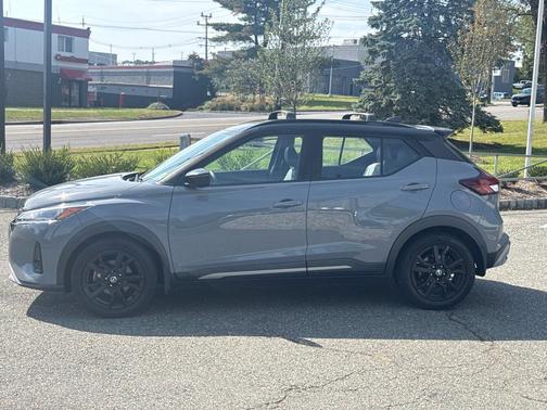 Boulder Gray Pearl/Super Black 2021 Nissan Kicks SR