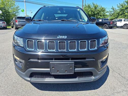 Diamond Black Crystal Pearlcoat 2018 Jeep Compass Latitude