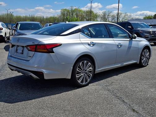 Brilliant Silver Metallic 2023 Nissan Altima 2.5 SL
