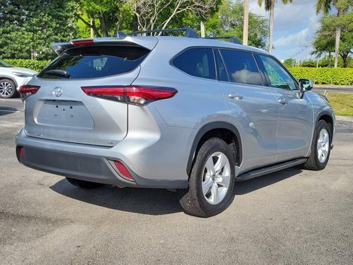 2022 Toyota Highlander LE
