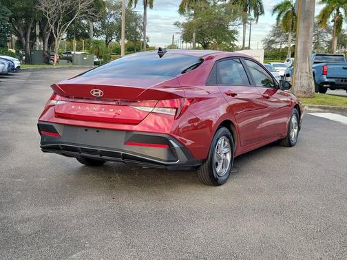 2024 Hyundai ELANTRA SE