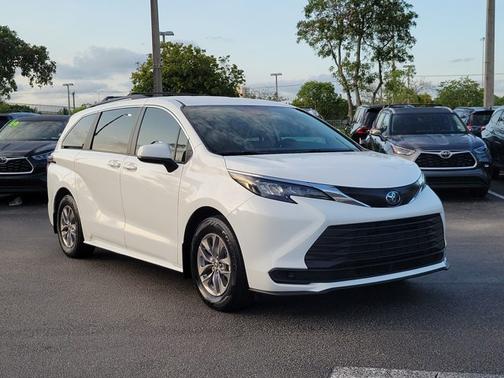 2024 Toyota Sienna LE