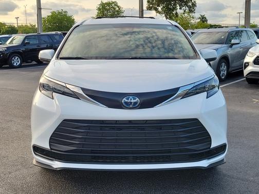 2024 Toyota Sienna LE