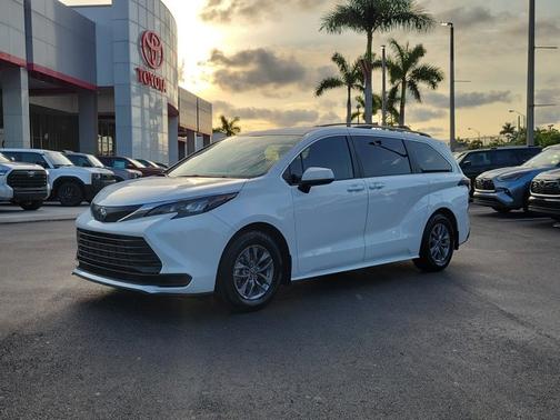 2024 Toyota Sienna LE